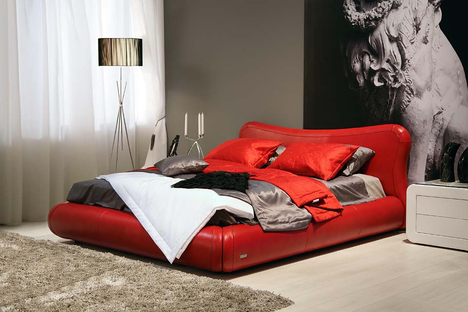 Кровать Доминика в красной коже