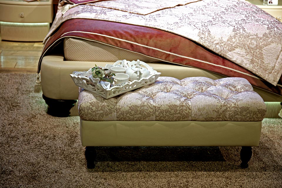 Кровать Фалерцо в бежевом цвете и банкетка Монтсеррат