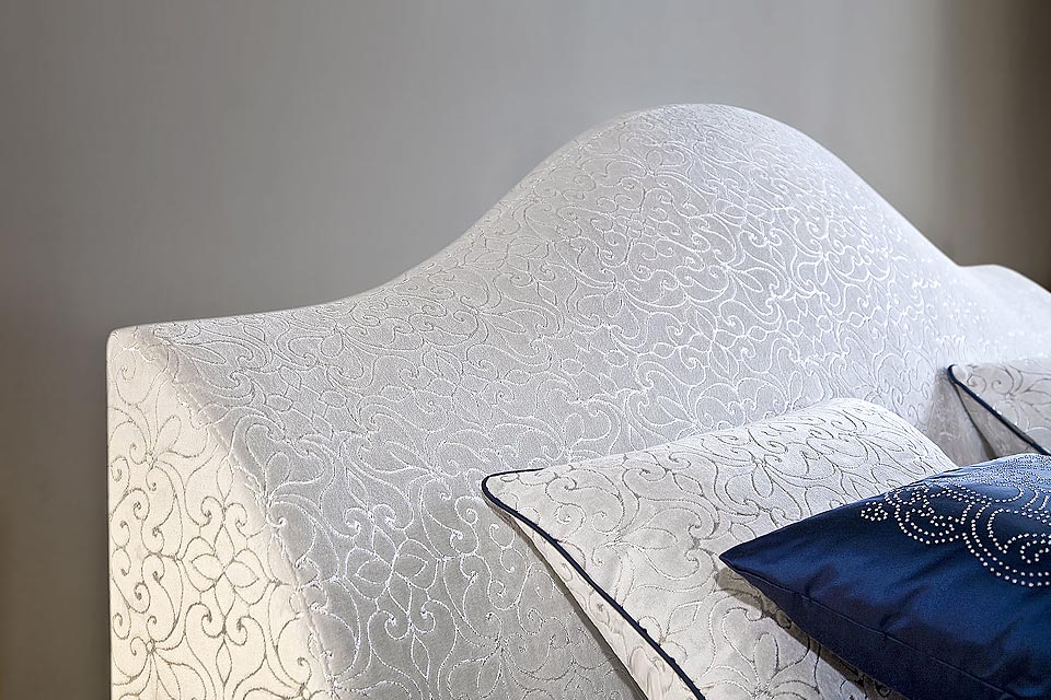 Мягкая спинка кровати Фалерцо в ткани Филиграно