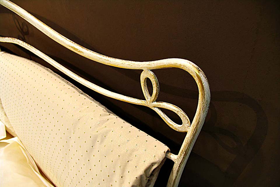Округлый уголок кованого декора спинки кровати Лаваль