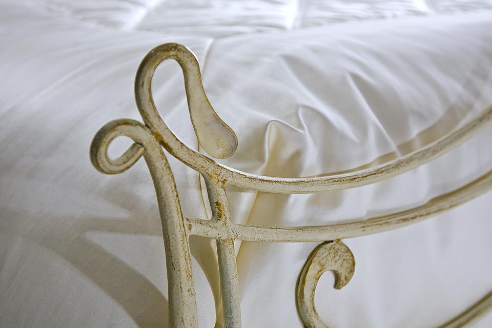Фрагмент декора изножья кровати Марселла-2