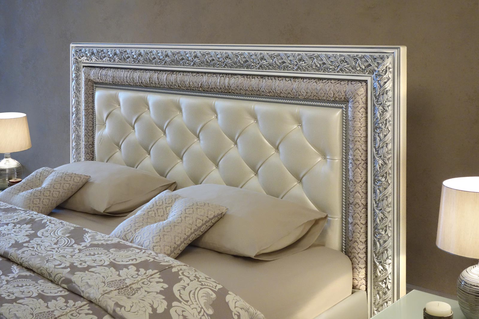 Спинка кровати Сакраменто в классическом интерьере