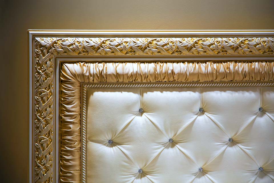 Фрагмент спинки кровати Сакраменто с золотым декором