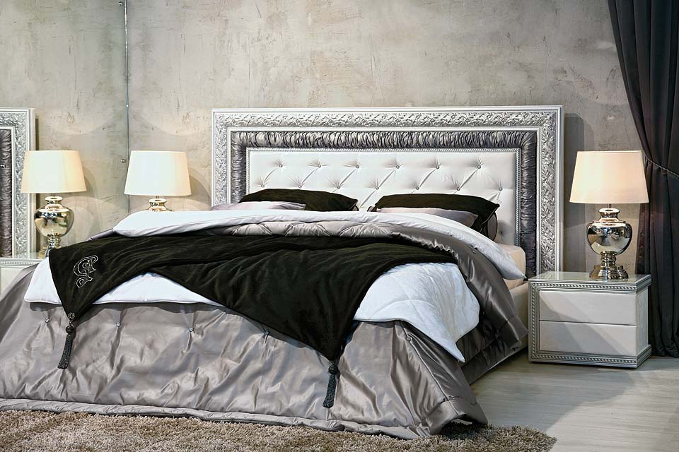 Двуспальная кровать Сакраменто с серебряным декором