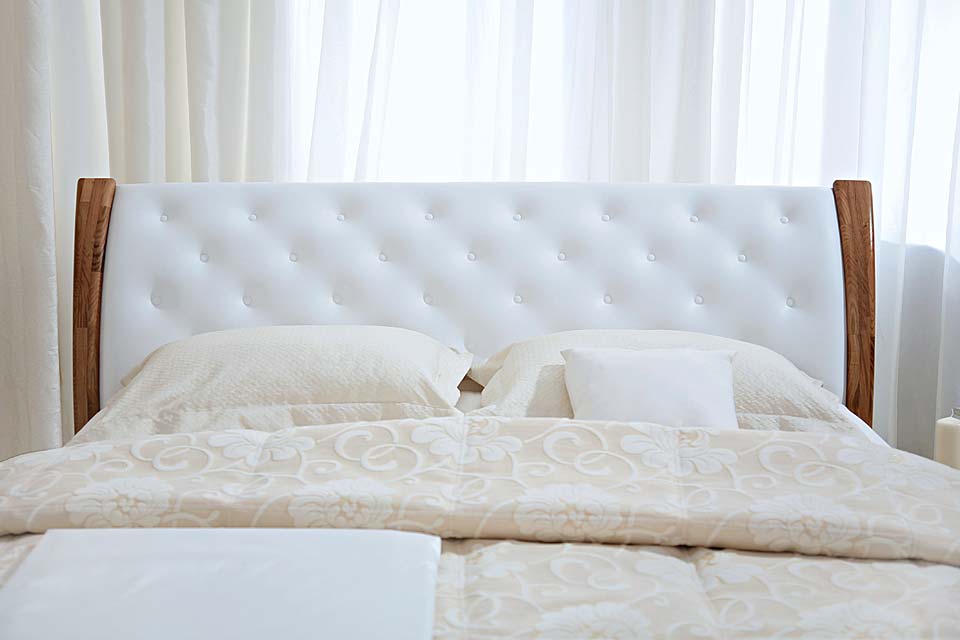 Кровать Сандал в белой коже