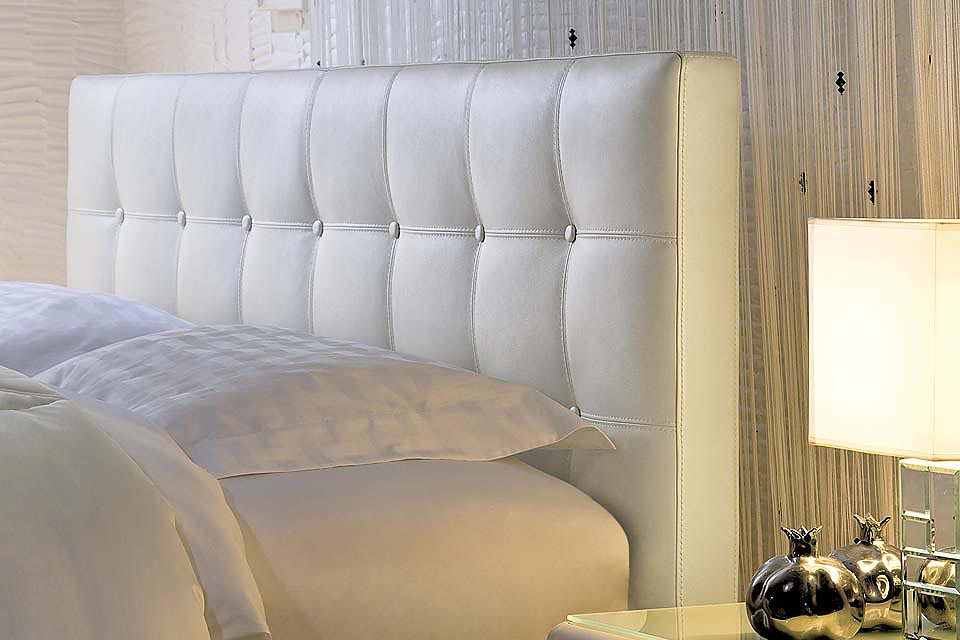 Спинка белой кожаной двуспальной кровати Токио